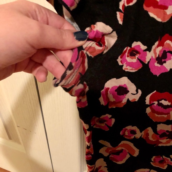 🛍 3/$20 SALE - Floral Peplum Top - Picture 3 of 6